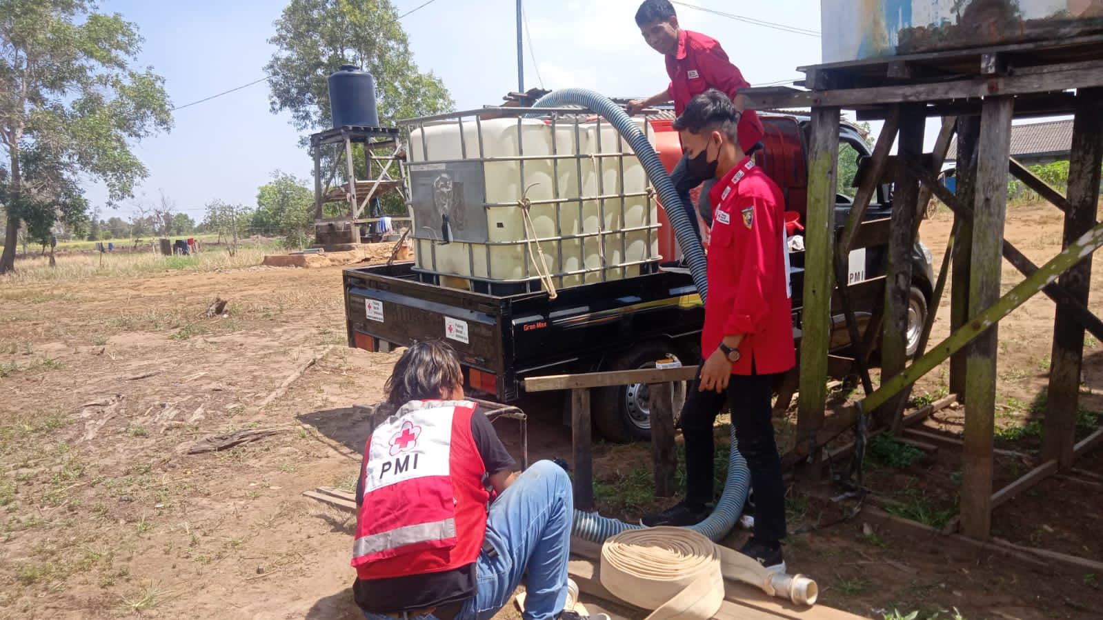 DILANDA KEMARAU PANJANG, PMI TANAH LAUT DISTRIBUSIKAN AIR BERSIH KE KAYU ABANG