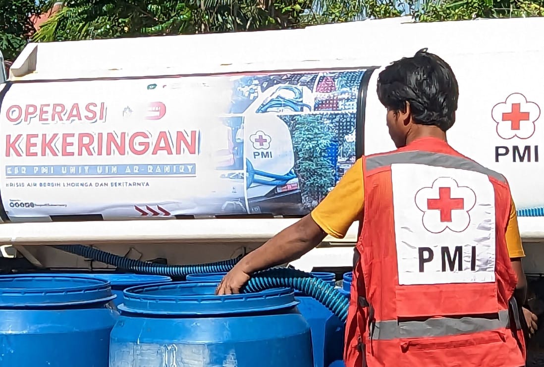 KSR-PMI Unit UIN Ar-Raniry Salurkan Bantuan Air Bersih ke Lhoknga